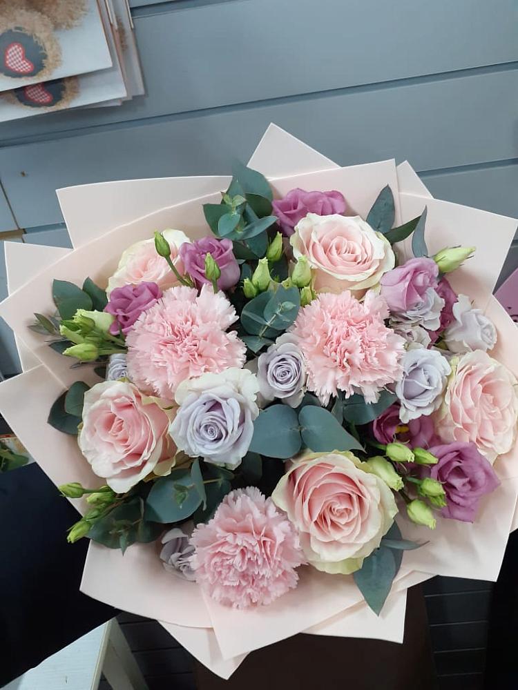 Букет цветов из: Розы, Гвоздики и Лизиантусы в Ульяновке Ставропольского края